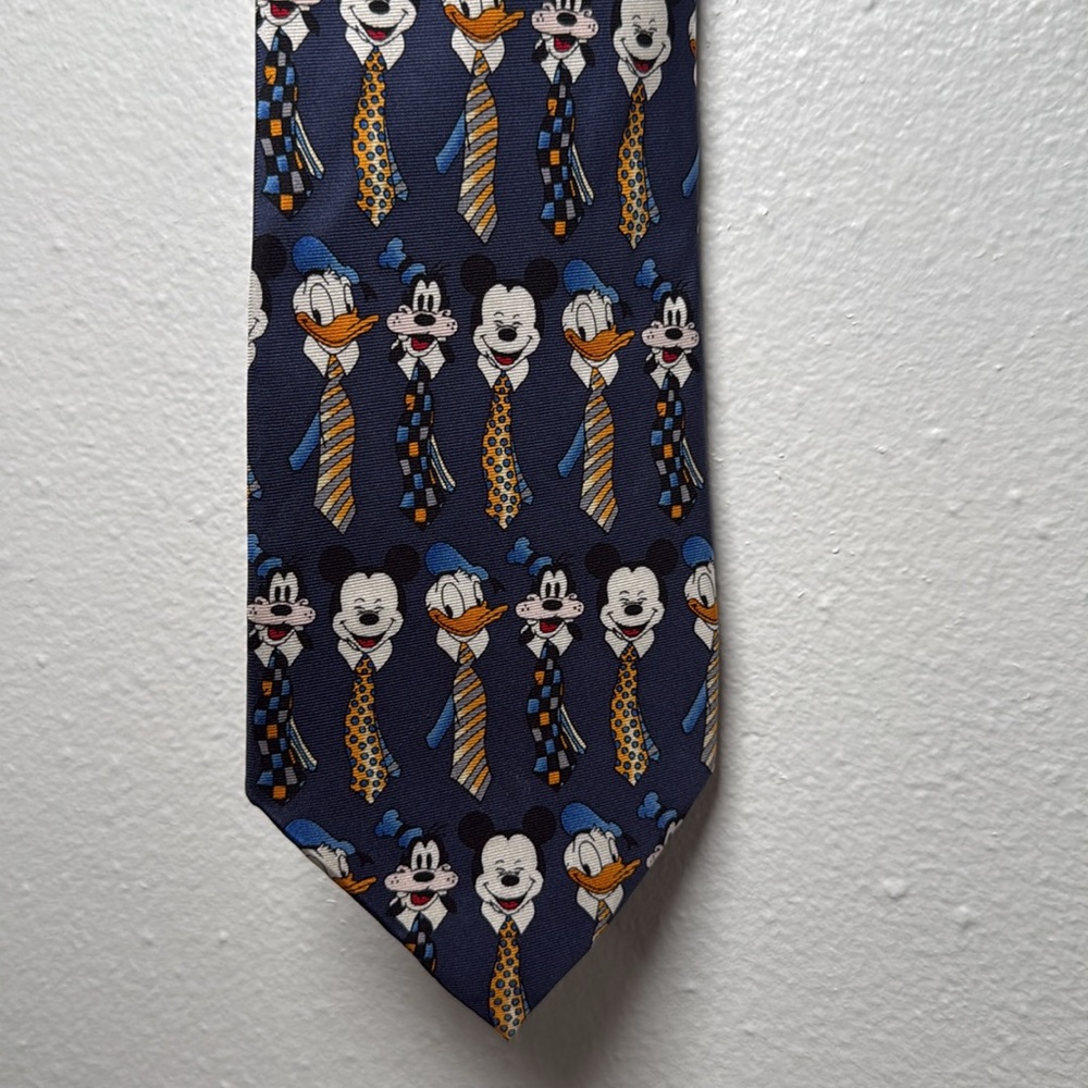 Walt Disney World Silk Tie 
Mickey
Donald
Goofy